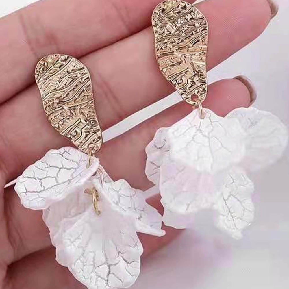 NWT! BeAuTiFuL Trendy White Petal Earrings 🤩 - Picture 1 of 4